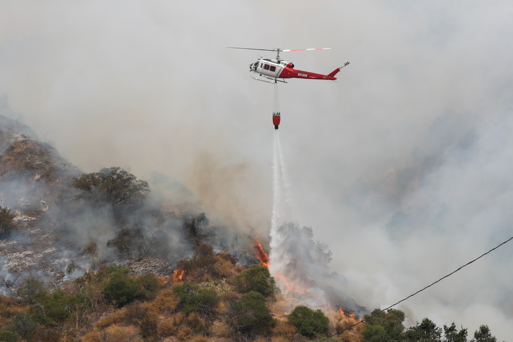 9月13日，在美国加利福尼亚州阿卡迪亚，一架直升机参与灭火作业。新华社/路透