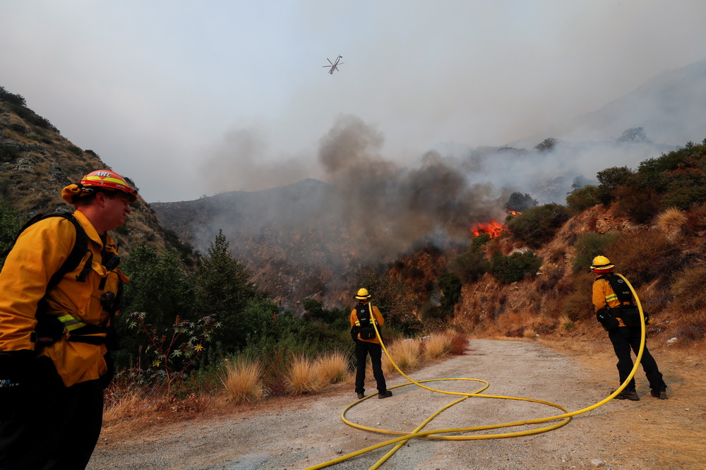 9月13日，在美国加利福尼亚州阿卡迪亚，消防员参与灭火作业。新华社/路透