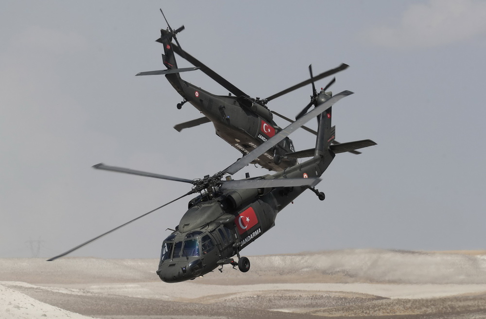 9月13日，在土耳其錫夫裡希薩爾，直升機編隊進行飛行表演。