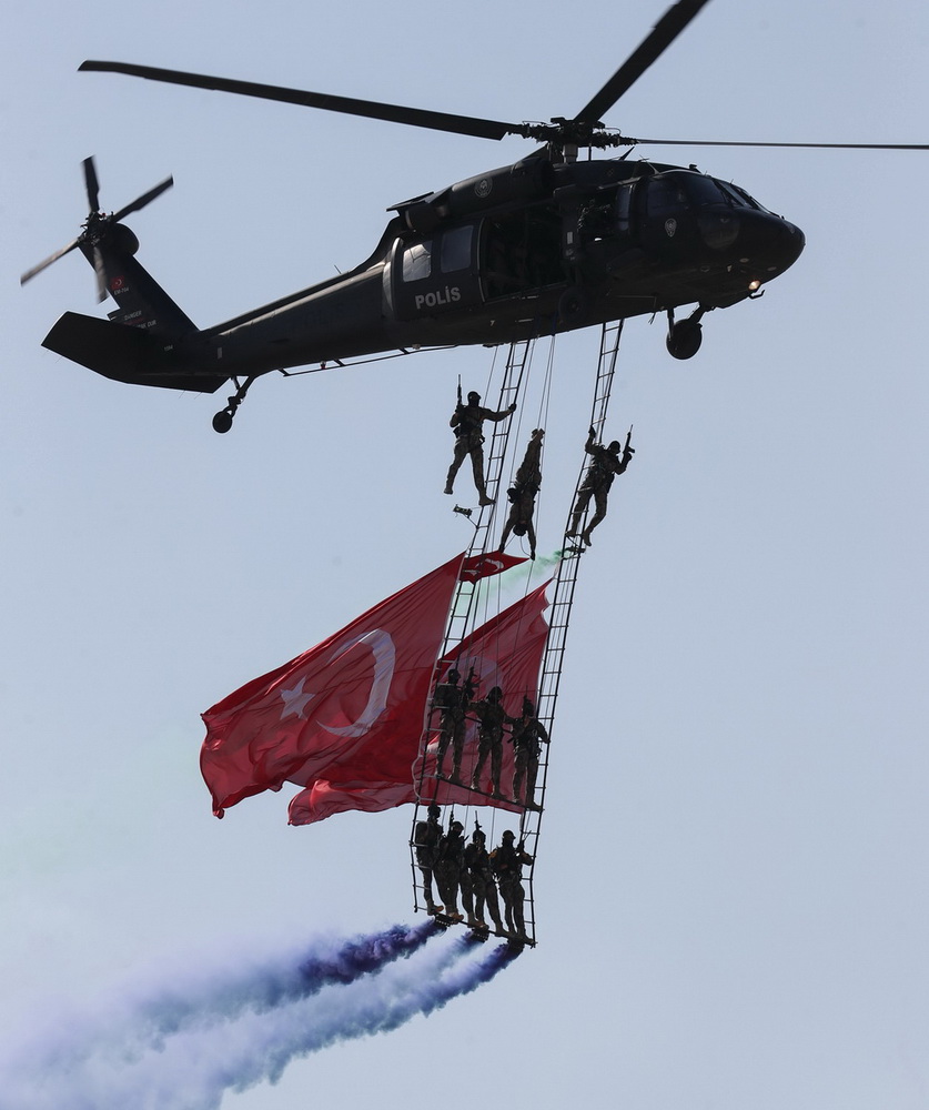 9月13日，在土耳其錫夫裡希薩爾，直升機懸挂土耳其國旗進行飛行表演。