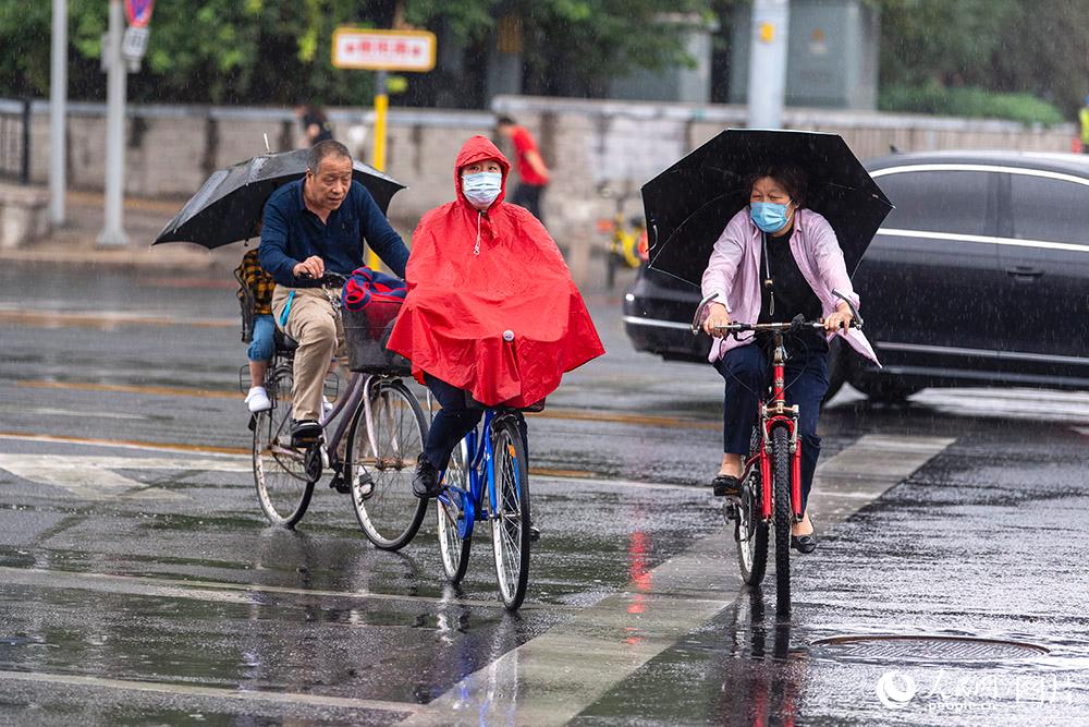 一場秋雨一場寒 北京市民換裝出行