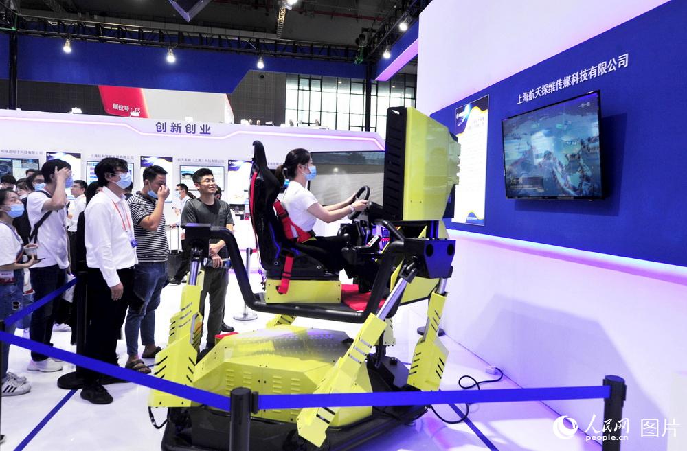 9月15日，第22届中国国际工业博览会，观众在体验模拟驾驶。杨建正/摄