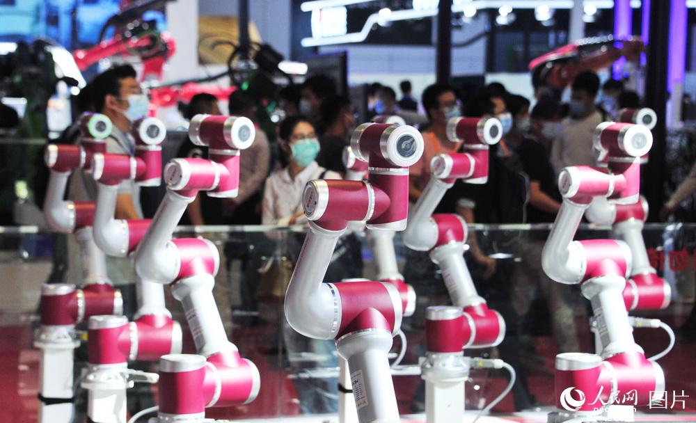 9月15日，第22届中国国际工业博览会，智能机器人展区的机械臂一起舞动，犹如一场独特的炫舞。杨建正/摄