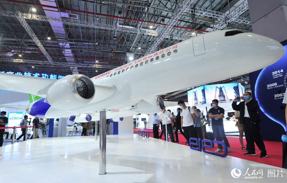 9月15日，第22届中国国际工业博览会，观众在中国商飞展区参观大飞机模型。杨建正/摄