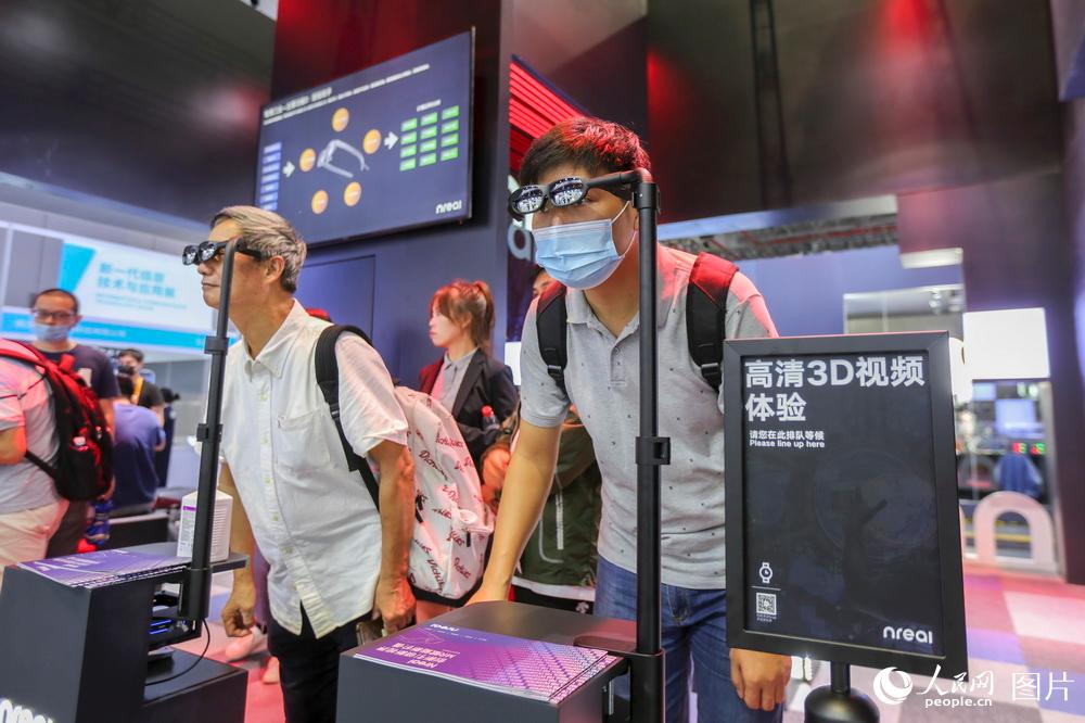 9月15日，观众在第二十二届中国国际工业博览会体验混合现实（MR）智能眼镜。王初/摄