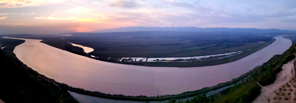 這是9月8日在河南省靈寶市函谷關鎮東寨村附近拍攝的黃河景色（手機拍攝）。新華社記者 郝源 攝