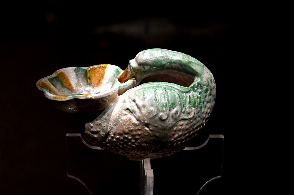 這是6月19日在河南省鞏義市博物館拍攝的“三彩鵝銜梅花杯”。新華社記者 李安 攝