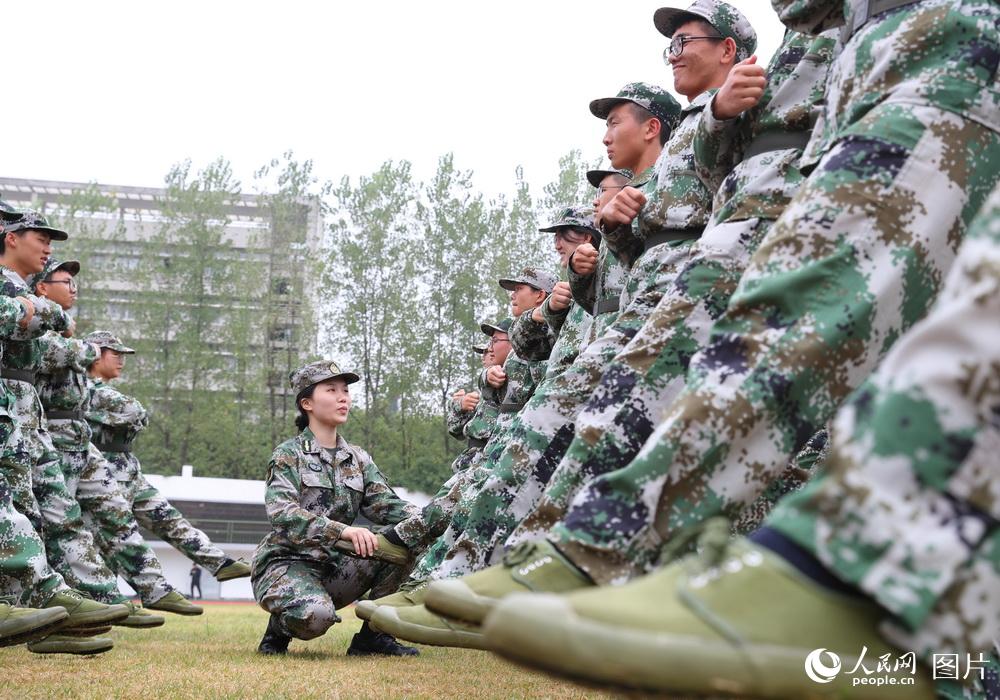 9月21日，在位於湖南省衡陽市的南華大學紅湘校區，向金晶在糾正新生們的軍訓動作。  