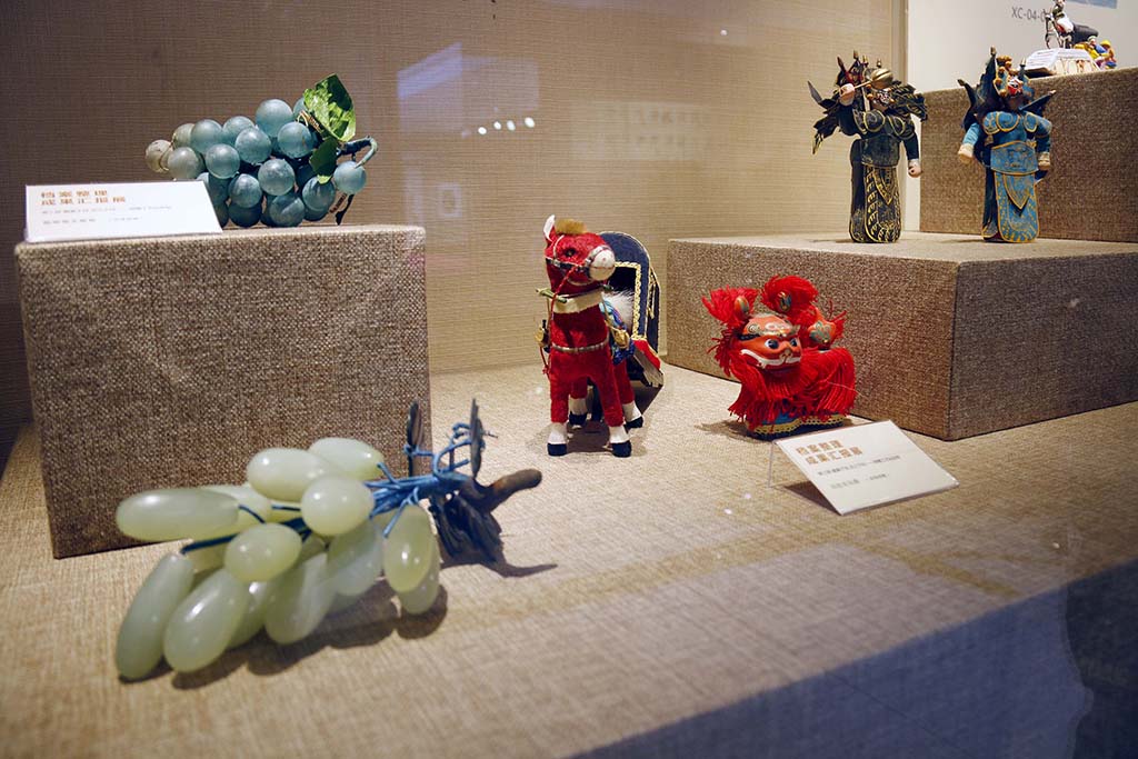 此次展覽展出了徐鋒先生生前遺物，包括工藝美術品實物類1454件（套）、資料類188件（套）。實物類主要以北京及周邊地區的民間工藝品為主。