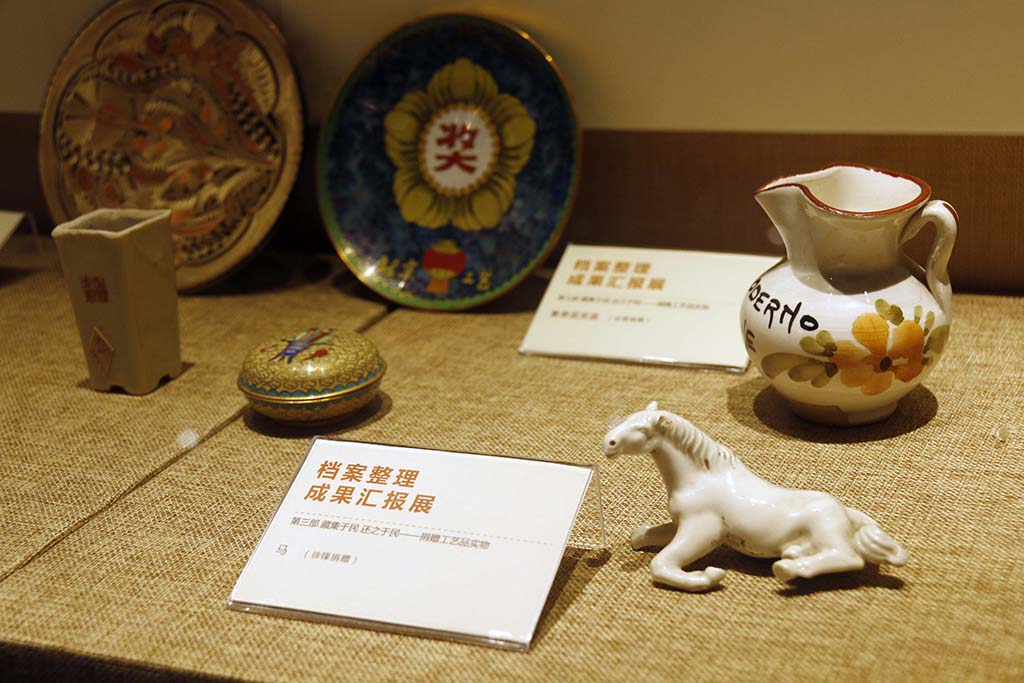 此次展覽展出了徐鋒先生生前遺物，包括工藝美術品實物類1454件（套）、資料類188件（套）。實物類主要以北京及周邊地區的民間工藝品為主。-2