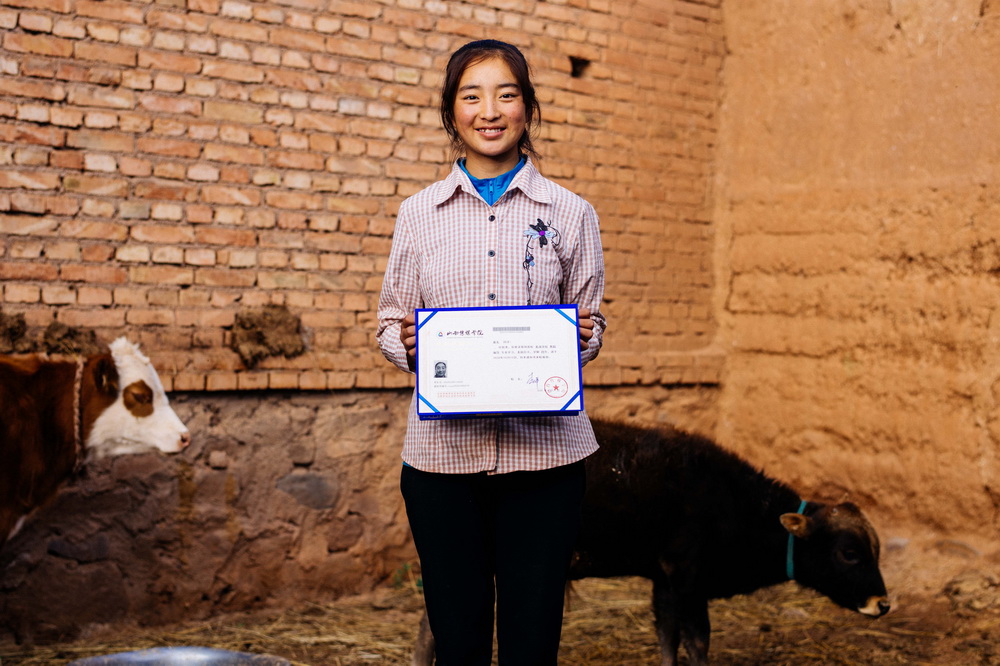 9月12日，在青海省化隆回族自治县金源藏族乡科上村，桑毛展示自己的大学录取通知书。