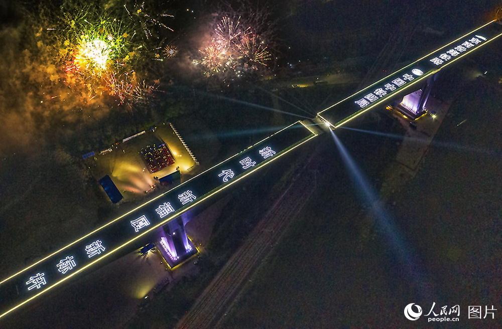 國內最大最重高鐵跨鐵路轉體橋成功轉體【2】