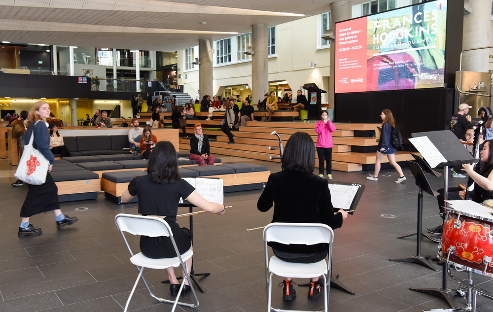 9月22日，在新西蘭惠靈頓維多利亞大學圖書館，新西蘭音樂學院在讀學生組成的小型民樂演奏團為大家演奏中國民樂。新華社記者 郭磊 攝
