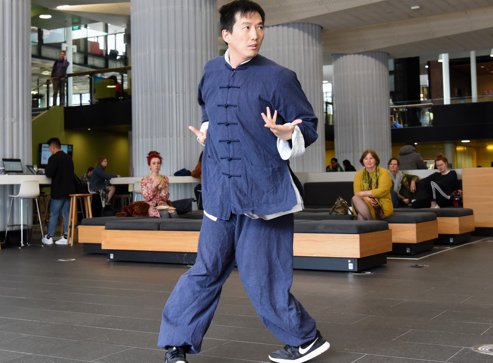 9月22日，孔子學院武術專職教師孟繁曉在新西蘭惠靈頓維多利亞大學圖書館做武術展示。新華社記者 郭磊 攝