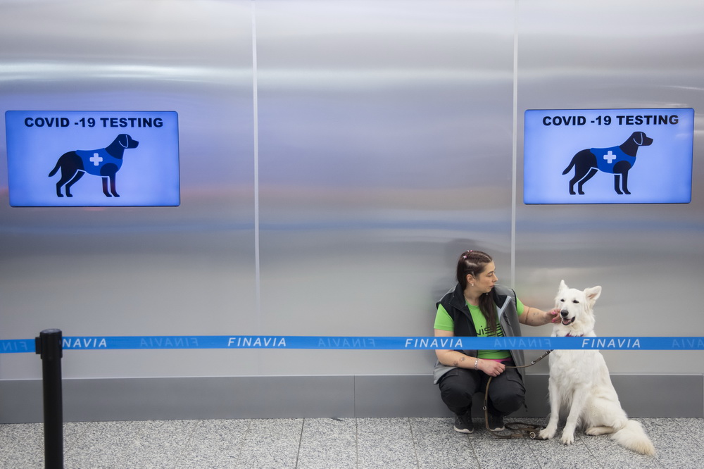 9月22日，工作人員帶著嗅探犬在芬蘭赫爾辛基萬塔國際機場參加新聞發布會。新華社發（馬蒂·馬蒂凱寧攝）
