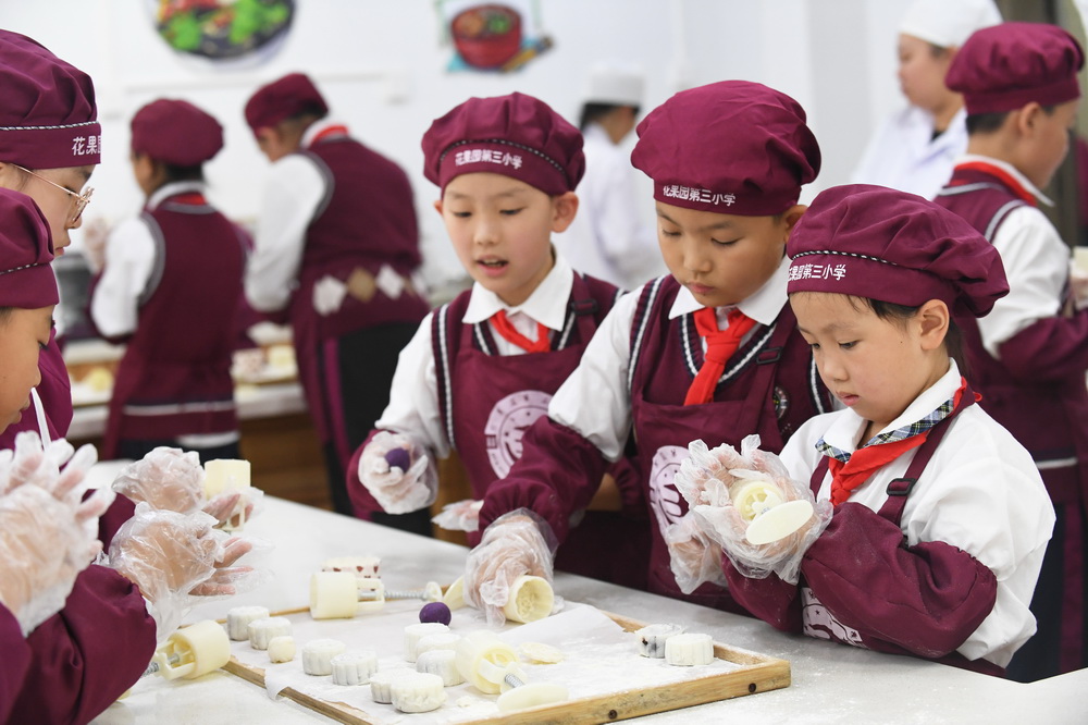 9月24日，貴陽市南明區花果園第三小學的學生制作冰皮月餅。新華社發（趙鬆 攝）