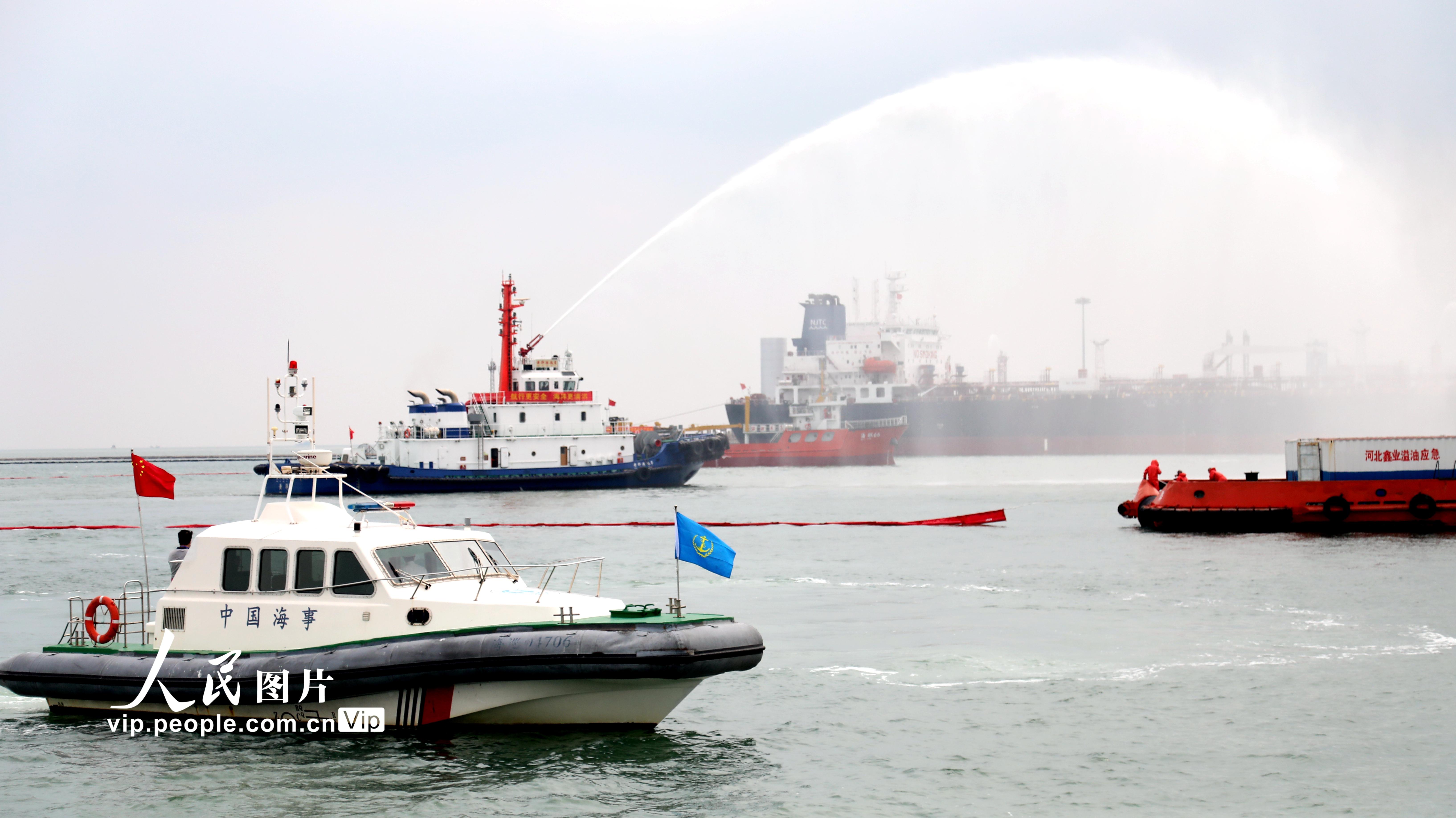 2020年河北海域舉行船載危險化學品污染事故應急演習