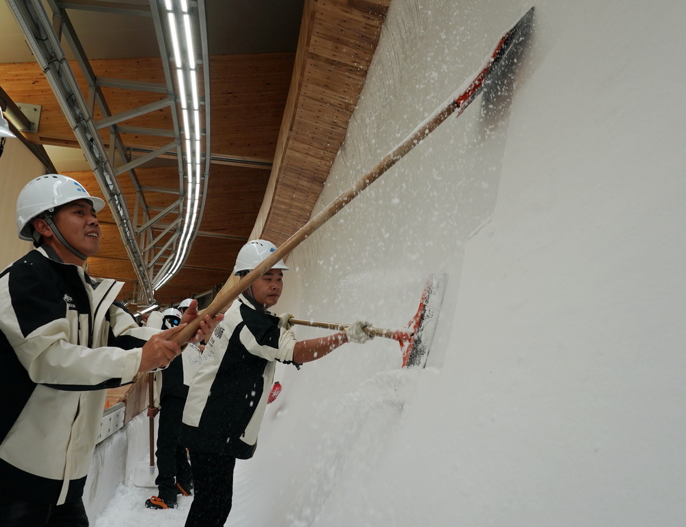 9月27日，工作人員正在國家雪車雪橇中心賽道上進行除霜作業。