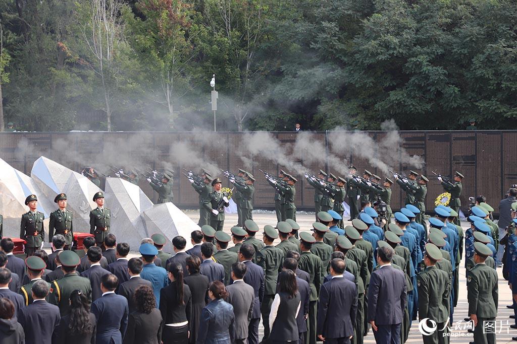 2020年9月28日，第七批在韩中国人民志愿军烈士遗骸安葬仪式在沈阳隆重举行。邹新江  摄