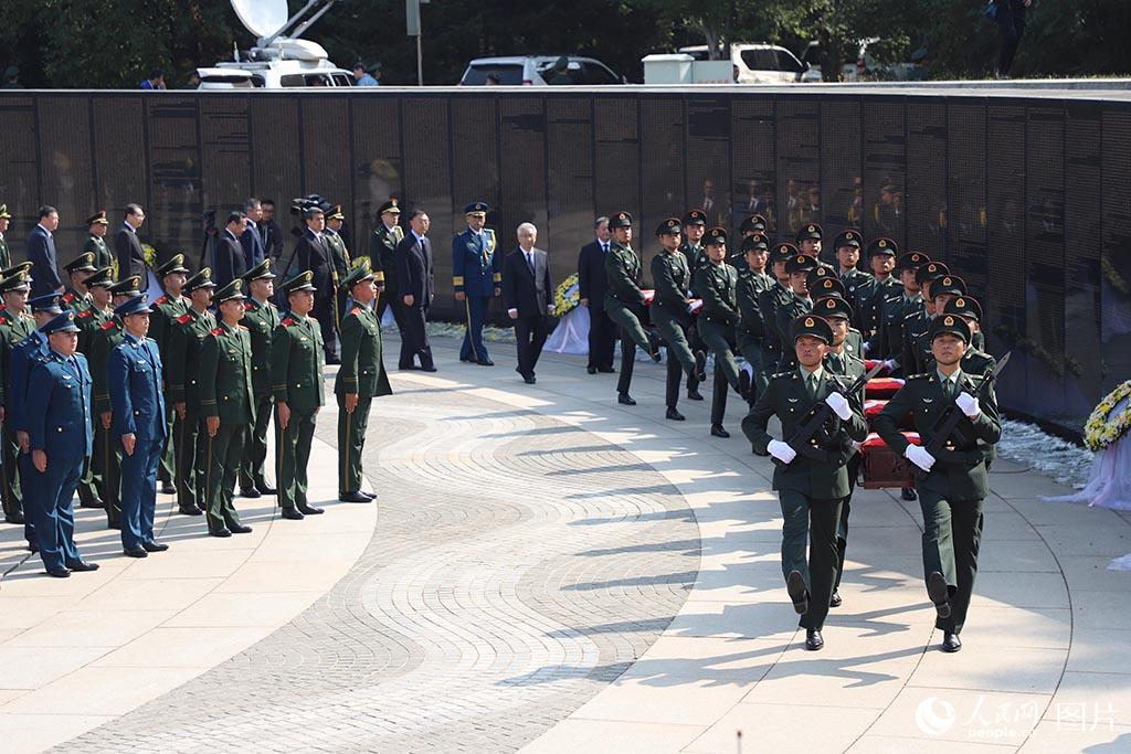 2020年9月28日，第七批在韓中國人民志願軍烈士遺骸安葬儀式在沈陽隆重舉行。鄒新江  攝
