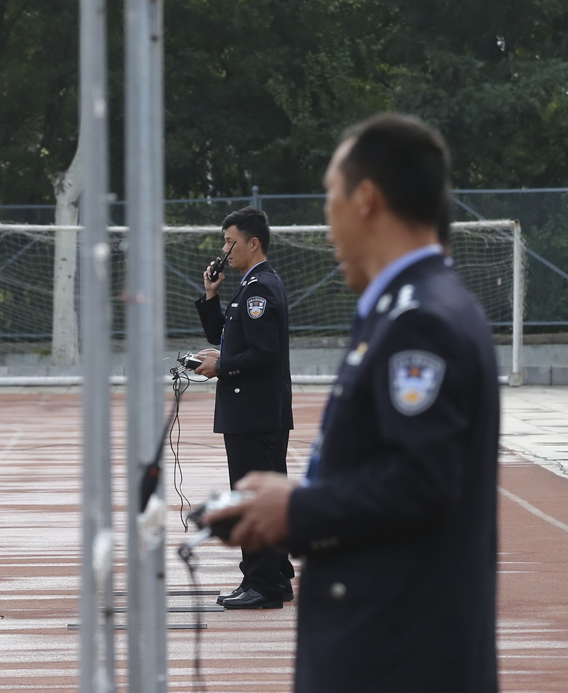 9月29日，公安民警在成果匯報展示上操控無人機。