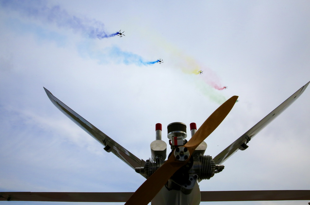 9月29日，在成果匯報展示上，無人機在進行集群編隊飛行。