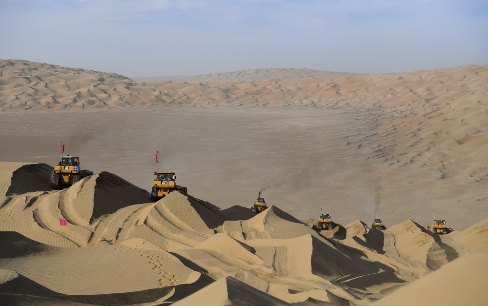 推土機在新疆尉犁至且末沙漠公路施工現場作業（5月16日攝）。尉犁至且末沙漠公路全長330多公裡，是第三條貫穿塔克拉瑪干沙漠南北的公路。新華社記者 宋彥樺 攝