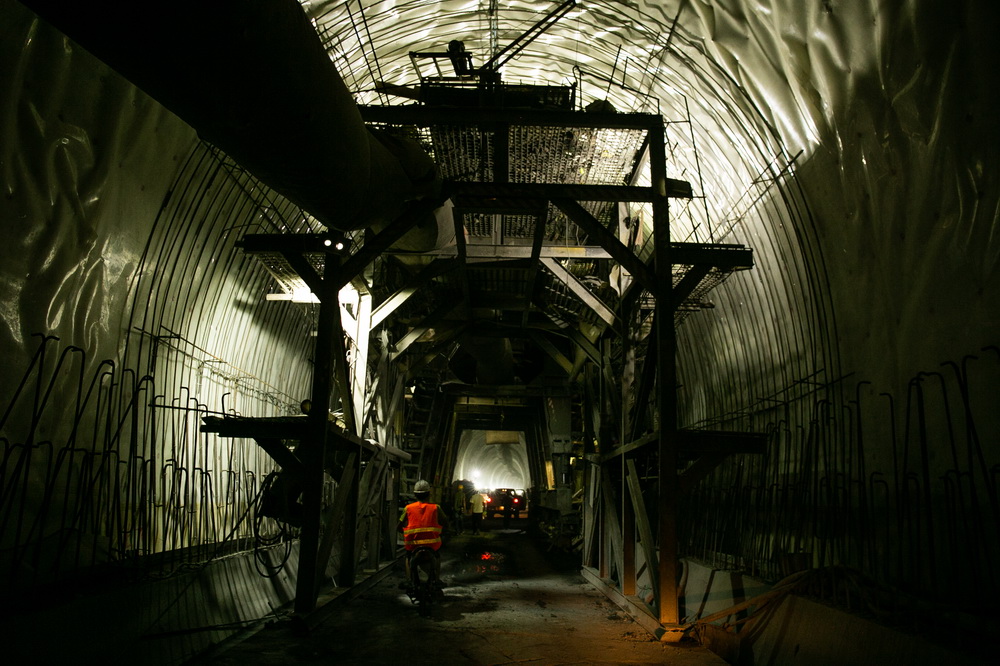 這是9月28日在老撾北部琅勃拉邦省拍攝的中老鐵路控制性工程——相嫩三號隧道建設現場。