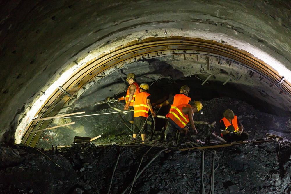 這是9月28日在老撾北部琅勃拉邦省拍攝的中老鐵路控制性工程——相嫩三號隧道建設現場。
