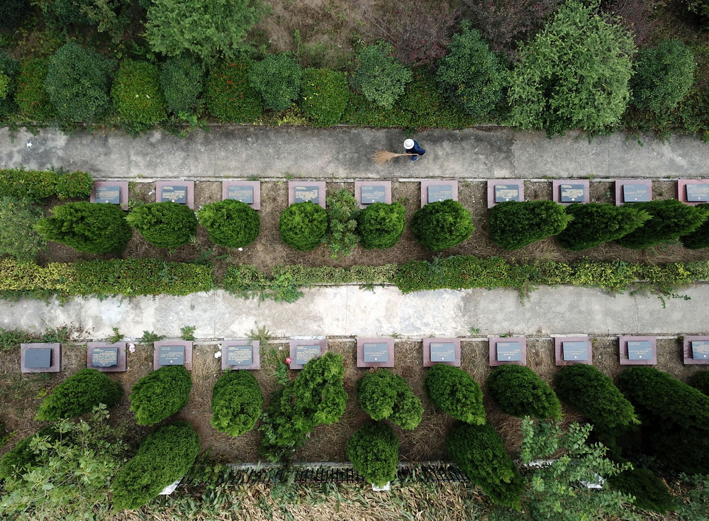 胡兆倫在清掃烈士陵園（9月15日攝，無人機照片）。