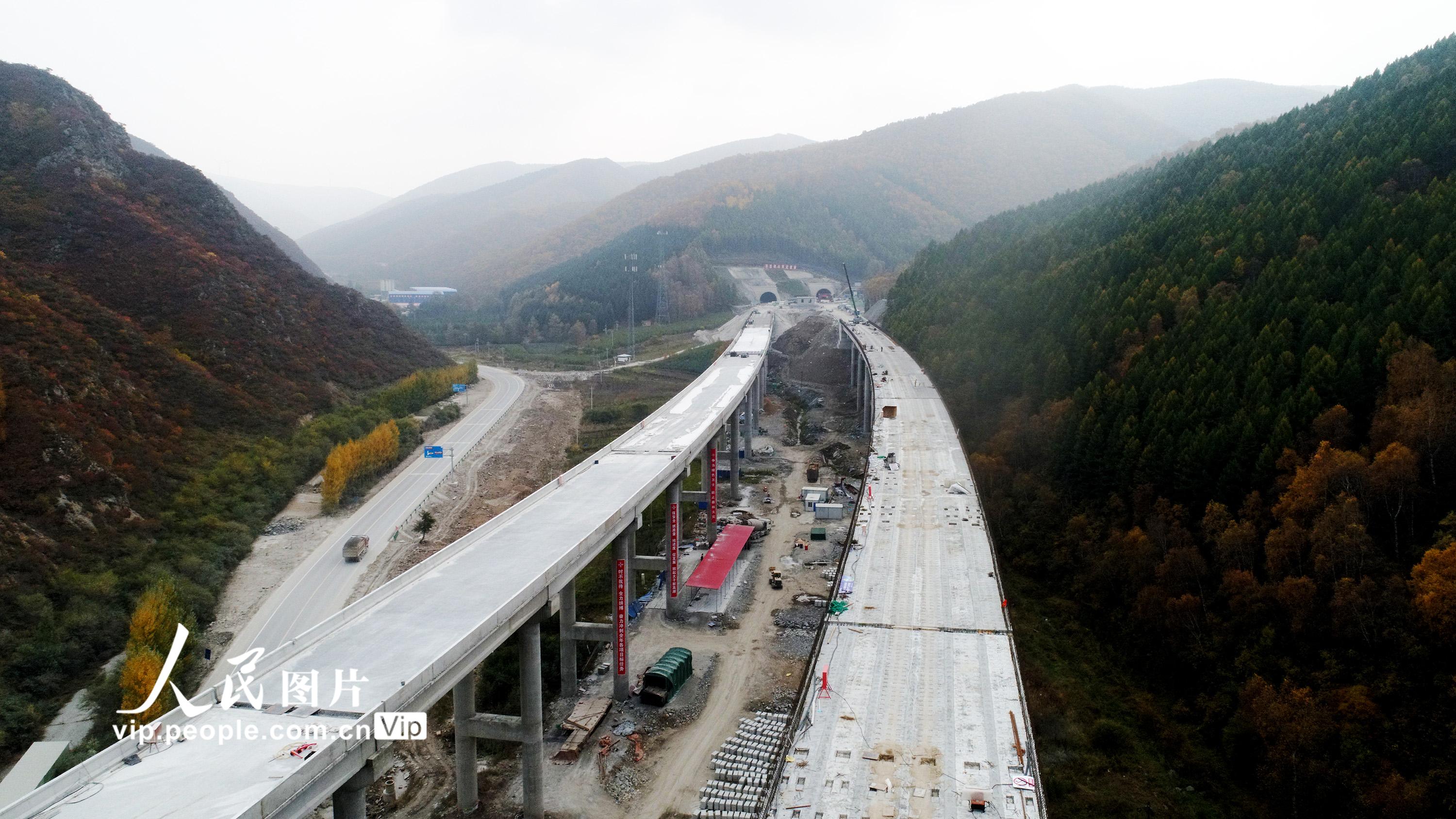 2020年9月29日，施工中的延崇高速河北段延伸工程張家口市崇禮區窄面溝大橋。