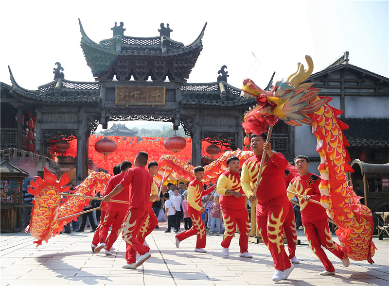 10月2日，演员在江苏镇江句容市宝华山国家森林公园内表演舞龙。新华社发（钟学满 摄）