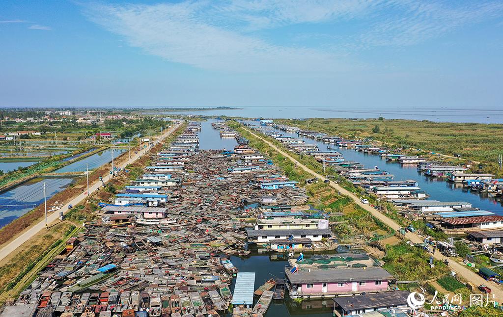 2020年10月9日，江蘇省宿遷市泗洪縣龍集鎮數千隻漁船聚集在漁港，等待即將進行的拆解。張笑/攝 