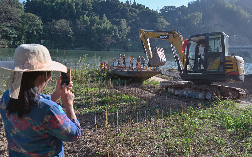 10��10�գ��ڸ���ʡ��ƽ���ֳ���ˮ������é�޶ɿڣ��������ֻ����¹������ɴ����ϰ��ĳ������»������ ��Ϊΰ ��