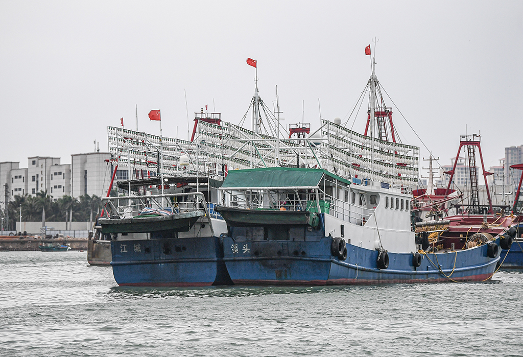  10月13日，船只在海口市新港码头停靠避风。
