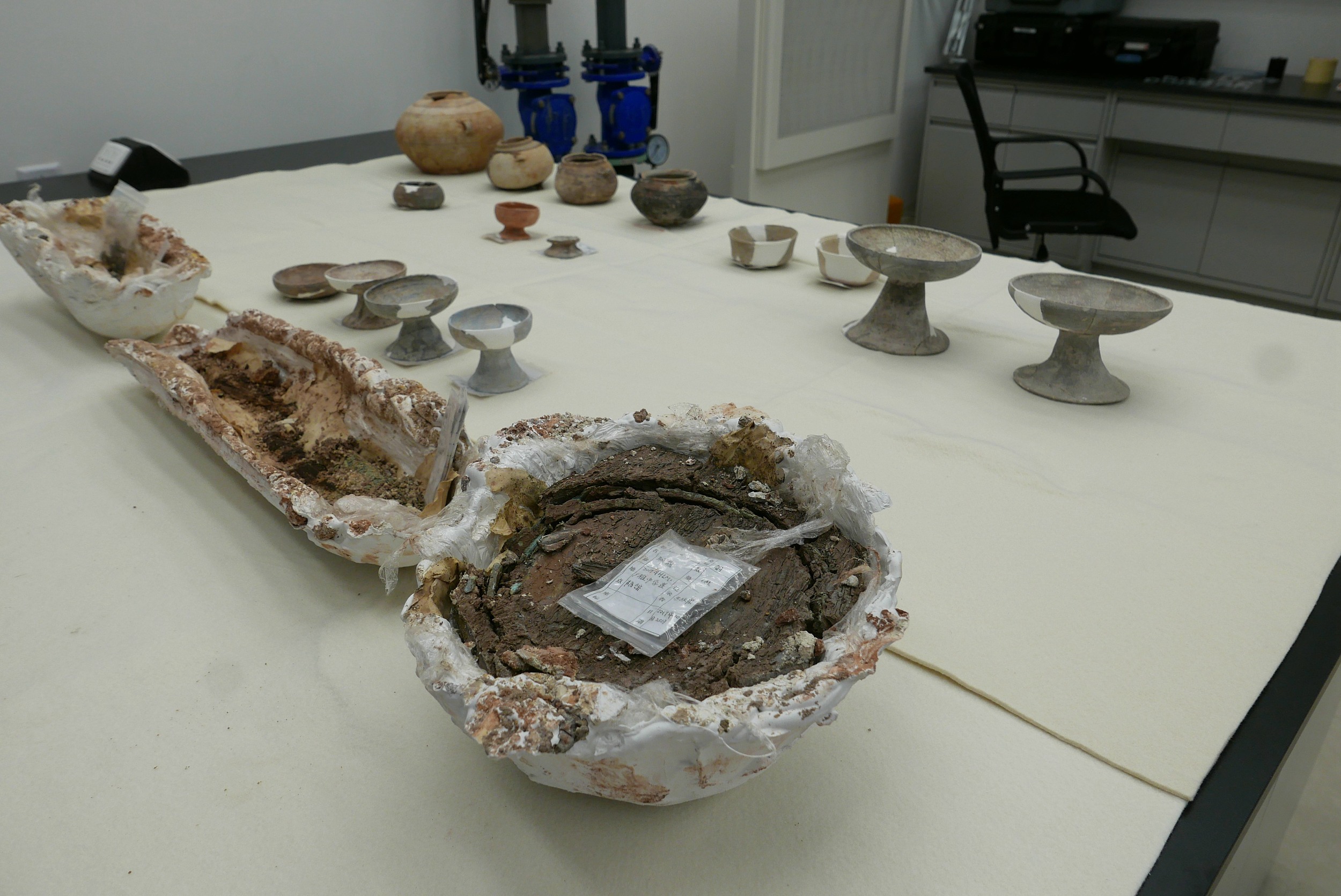 2020年10月13日，廣州市文物考古研究院展示的此次搶救性考古發掘出土的待修復的銅鼎。許建梅/攝（此圖片為版權作品，請勿轉載。）