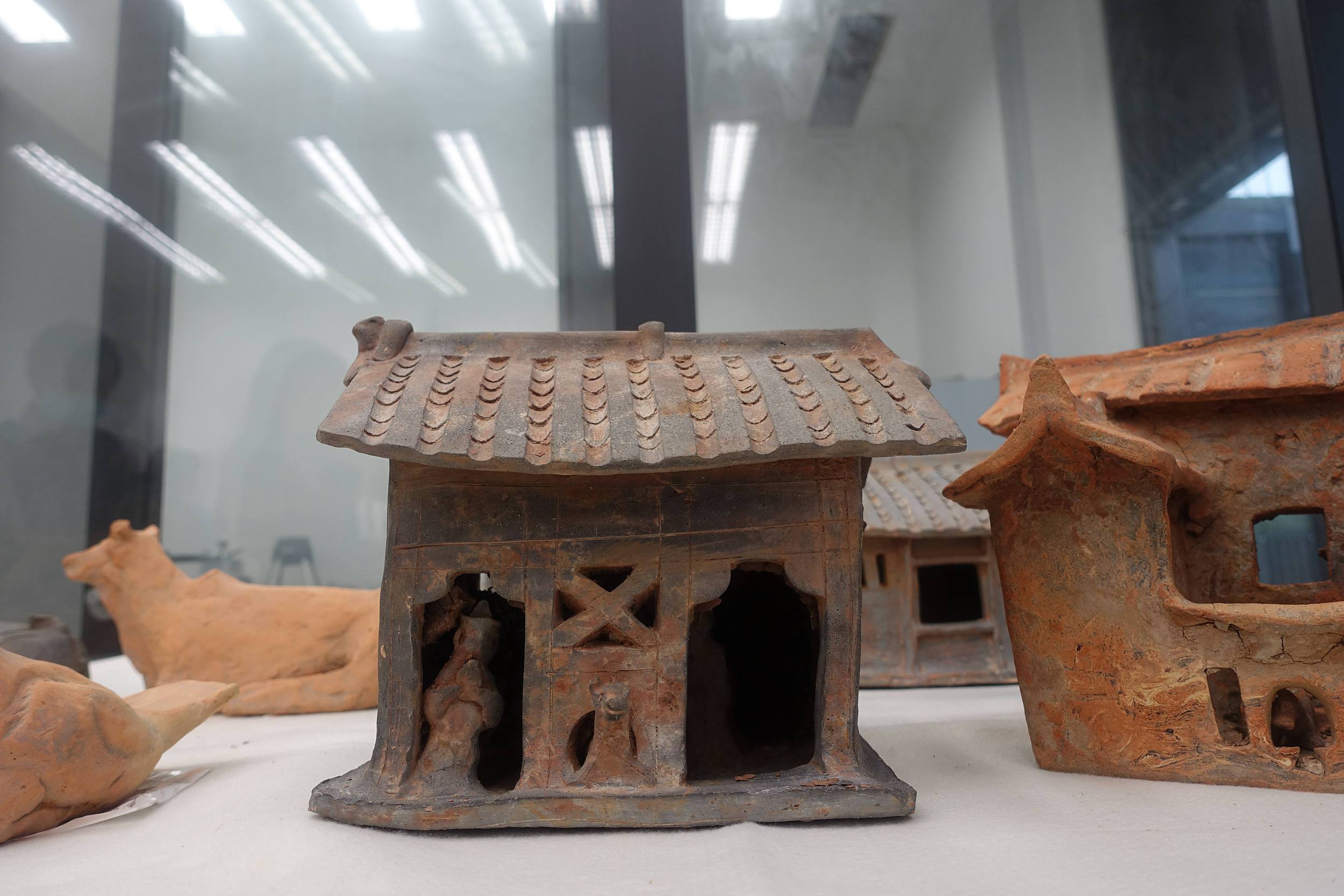 2020年10月13日，廣州市文物考古研究院展示的此次搶救性考古發掘出土的陶屋。許建梅/攝（此圖片為版權作品，請勿轉載。）