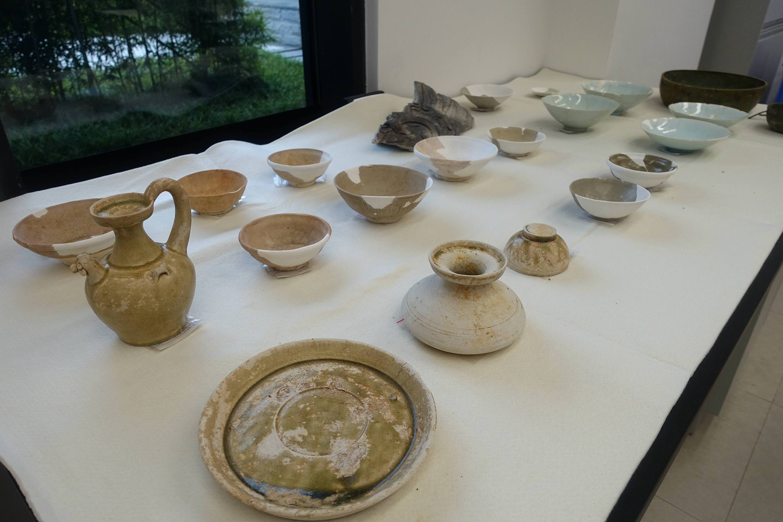 2020年10月13日，廣州市文物考古研究院展示的此次搶救性考古發掘出土的部分文物。許建梅/攝（此圖片為版權作品，請勿轉載。）