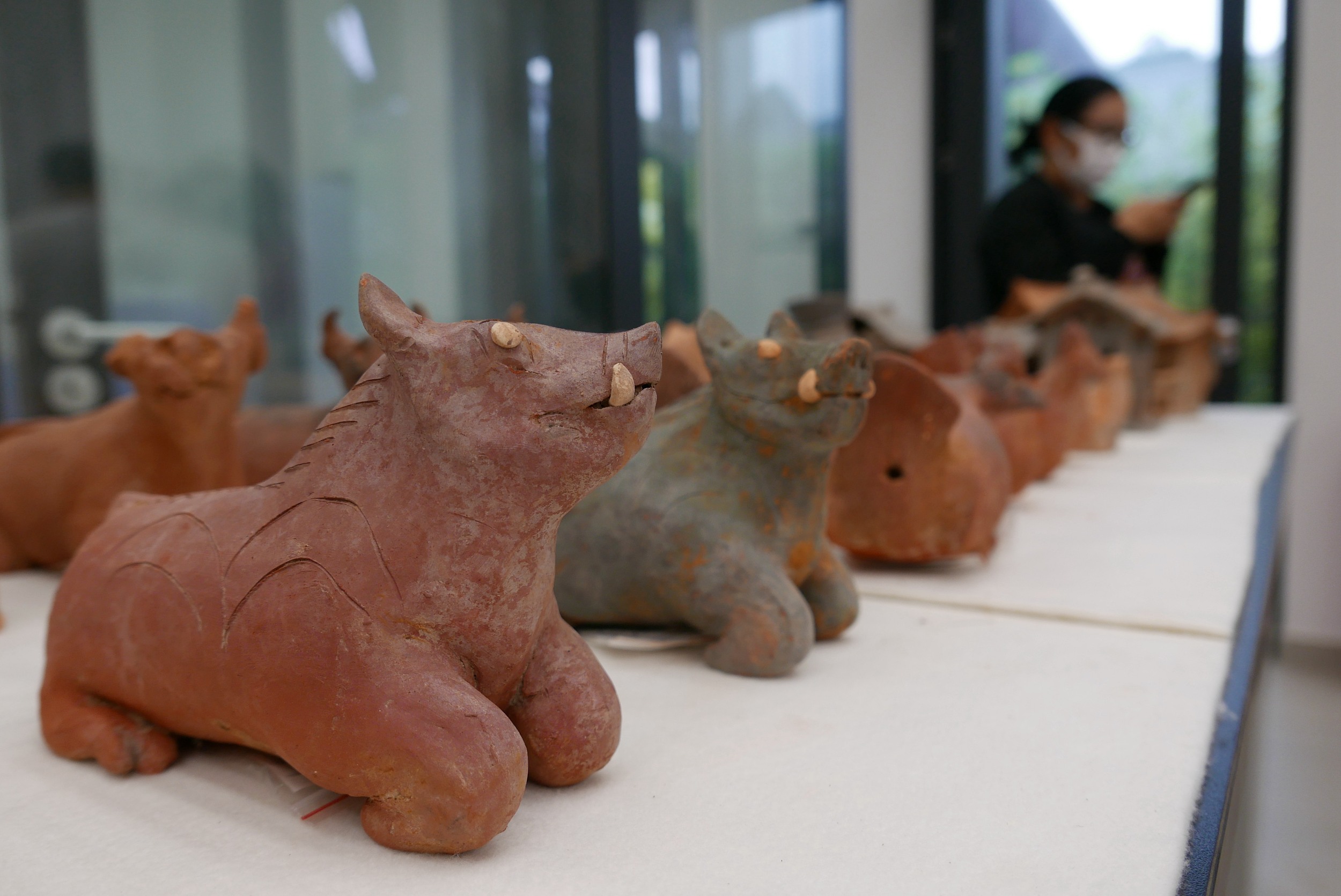 2020年10月13日，廣州市文物考古研究院展示的此次搶救性考古發掘出土的家畜家禽模型的漢代陶質文物精品。許建梅/攝（此圖片為版權作品，請勿轉載。）