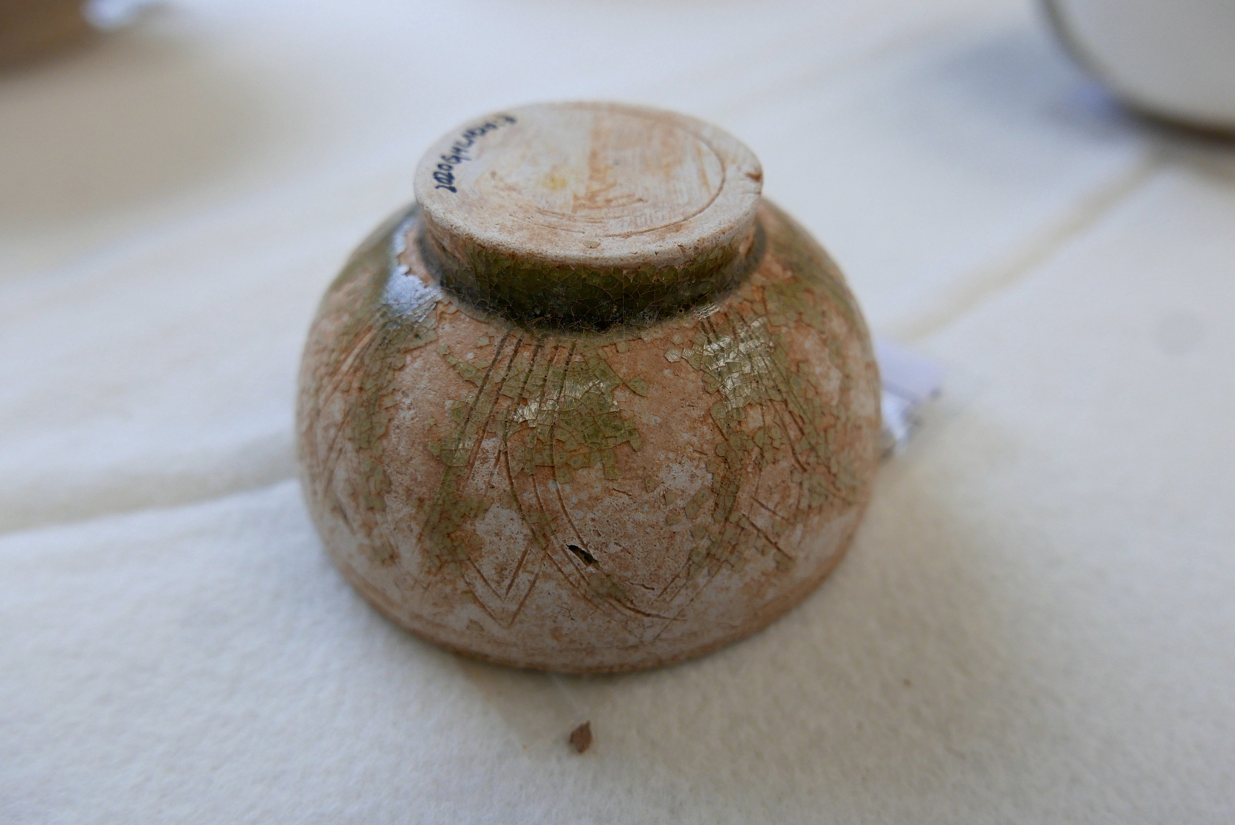 2020年10月13日，廣州市文物考古研究院展示的此次搶救性考古發掘出土的南朝青釉盞。許建梅/攝（此圖片為版權作品，請勿轉載。）