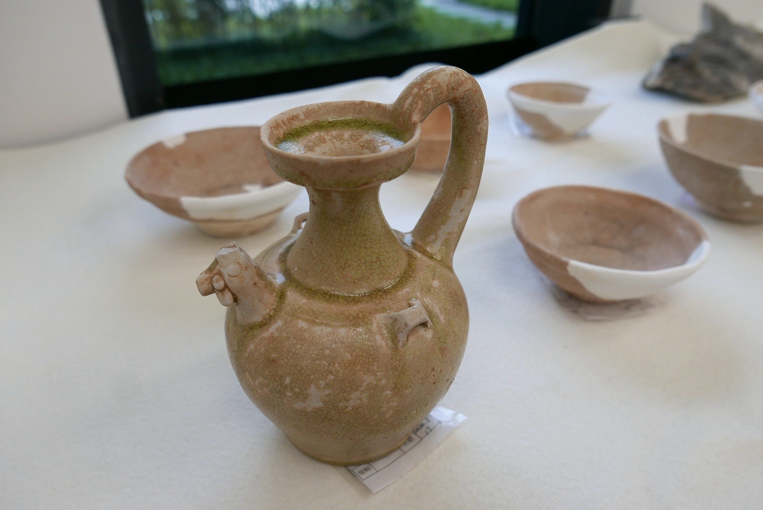 2020年10月13日，廣州市文物考古研究院展示的此次搶救性考古發掘出土的青釉雞首壺。許建梅/攝（此圖片為版權作品，請勿轉載。）