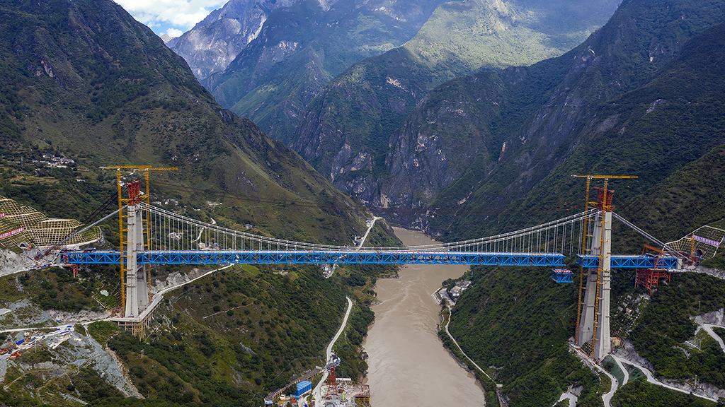 云南迪庆：世界首座大跨度铁路专用悬索桥丽香铁路金沙江大桥合龙