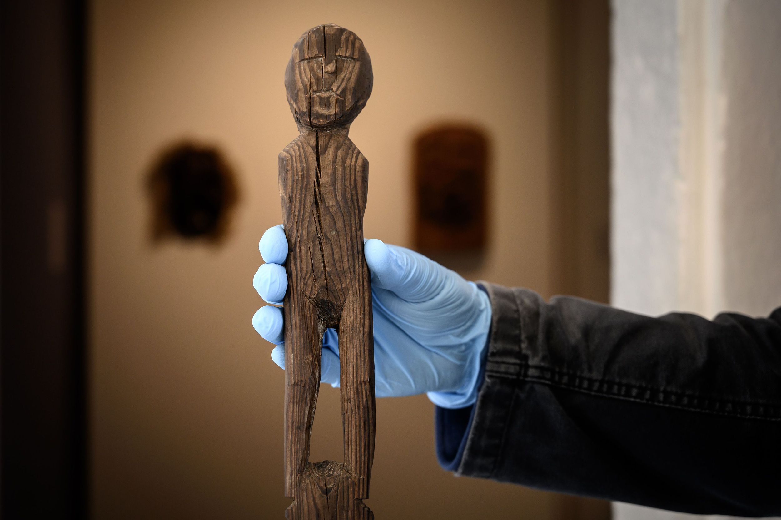 瑞士南部瓦萊州一冰川發現的凱爾特人的人形雕像，它身材扁平，皺著眉頭，來自鐵器時代。FABRICE COFFRINI /視覺中國