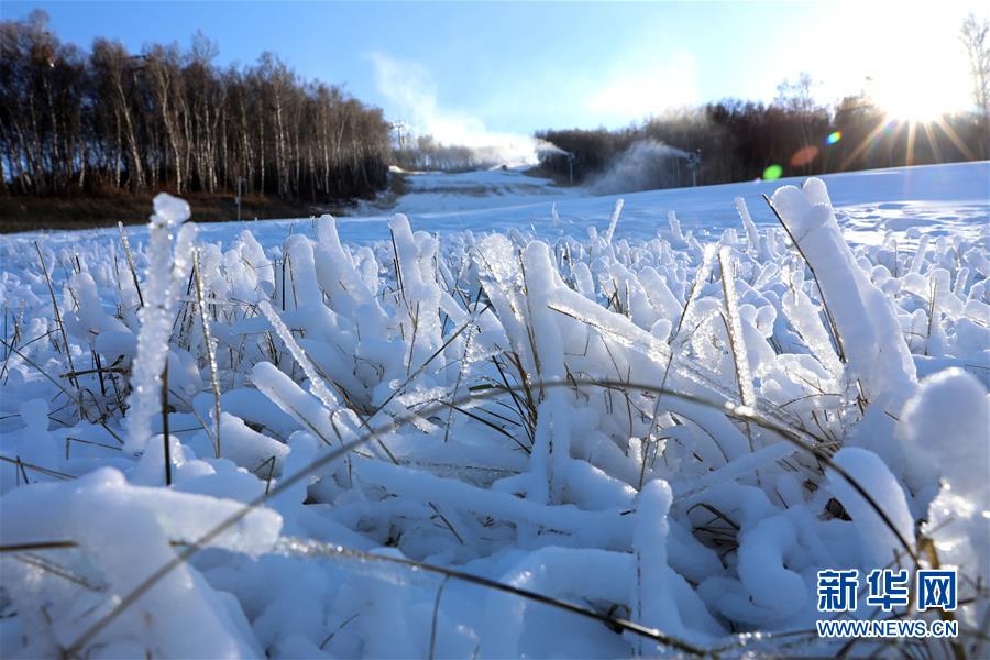 10月17日，造雪机在河北省张家口市崇礼区太舞滑雪场造雪。