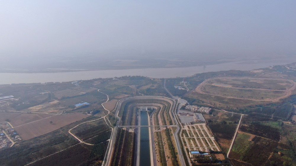 這是10月16日在鄭州拍攝的南水北調中線穿黃工程（無人機照片）。新華社記者 劉詩平 攝