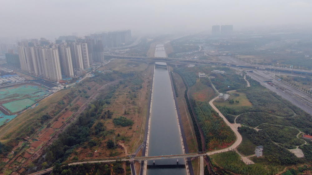 這是10月15日拍攝的南水北調中線鄭州段干渠（無人機照片）。新華社記者 劉詩平 攝