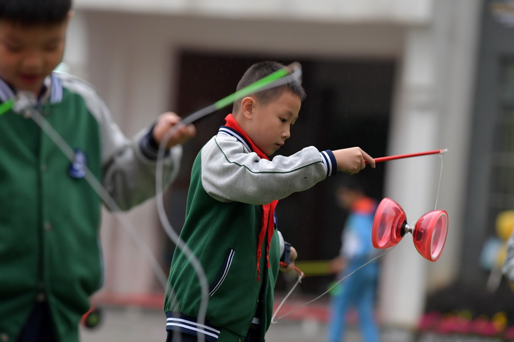 10月19日，在江西省南昌市東湖區向榮小學，學生在練習抖空竹。