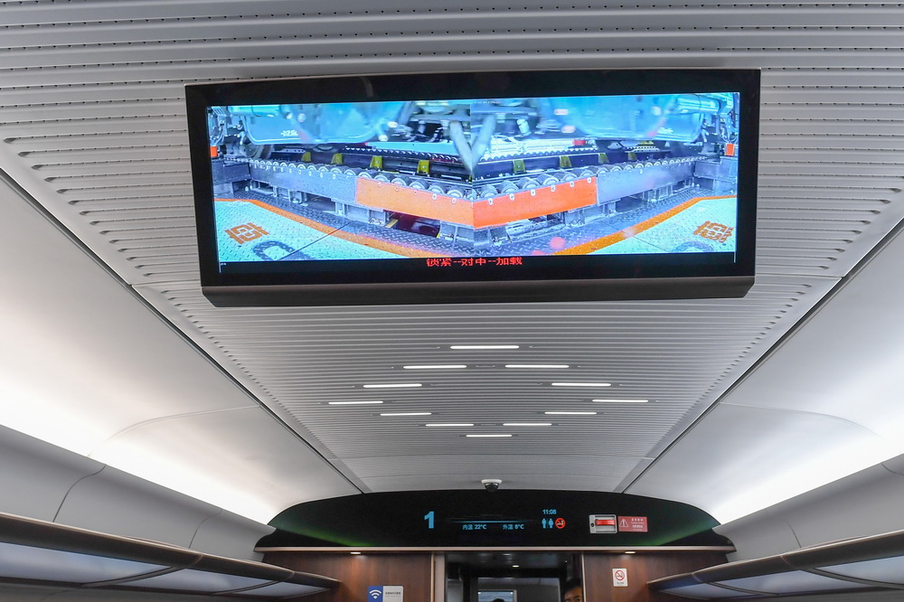 10月21日，时速400公里跨国互联互通高速动车组的车内屏幕播放变轨运行情况。