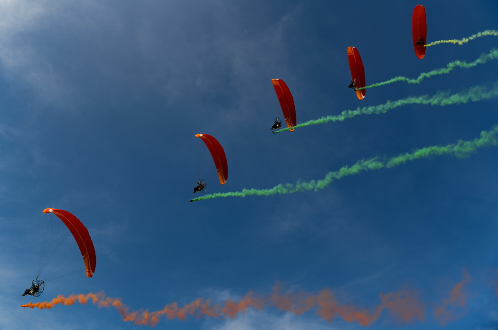 10月21日，參賽選手在開幕式上進行飛行表演。