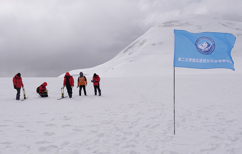 10月20日，科考隊員開展冰面雷達測厚科考作業。